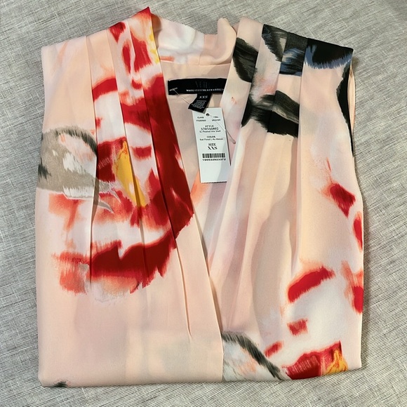 Pleated v neck shell - Picture 2 of 8